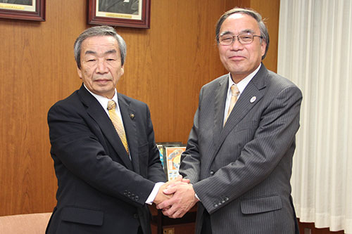 固い握手をかわす濱野区長と坂本市長