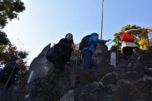 品川神社の富士塚を登る参加外国人