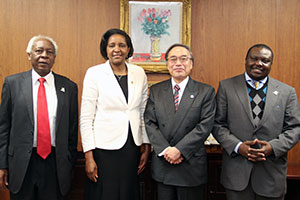 記念撮影　左から公使参事官、大使、区長、一等書記官