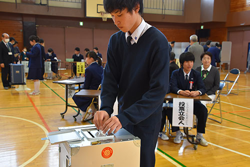 模擬投票をする鈴ヶ森中学生徒