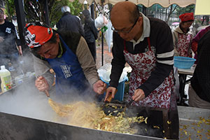 荏原南公園さくらまつり焼きそばを作る町会員