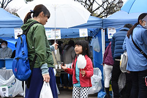 荏原南公園さくらまつりわたがしを持って雨宿り