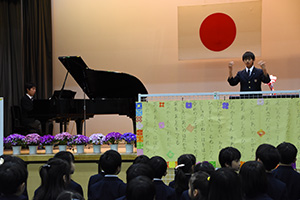 9年生の指揮、伴奏による学園歌斉唱