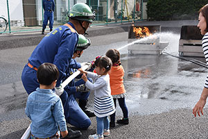 子どもの力で消火訓練