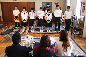 坂井市を紹介する丸岡南中学校の生徒