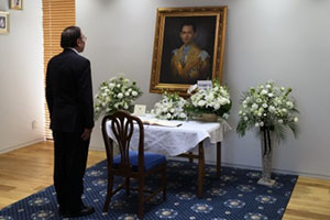 タイ国王陛下の肖像画前