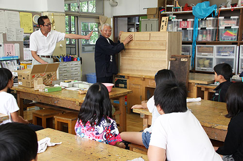 林正次さんによる伝統工芸ふれあい教室「東京桐箪笥」