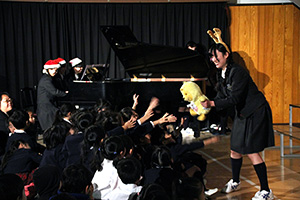 日本音楽高等学校のピアノ連弾とパフォーマンス