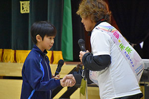 高橋勇市選手と握手