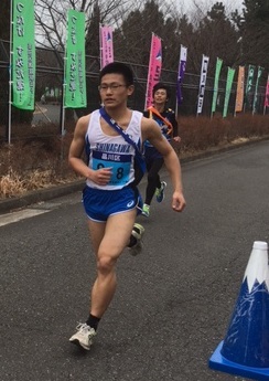 競りあうランナー