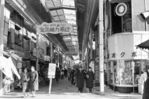 武蔵小山商店街のアーケード(昭和32年撮影)