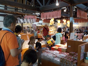 おみやげ場所も行列