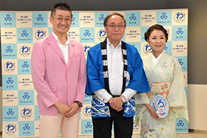 左から海沼さん　濱野区長　岩本さん