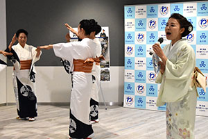 品川音頭2017を披露する岩本さんと品川民踊連盟の方がた