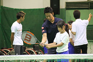 児童にテニス指導する錦織選手