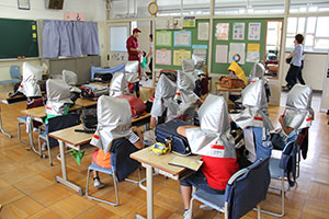 児童が待機する教室
