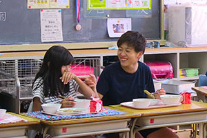 児童と談笑しながら給食を楽しむ籾木選手