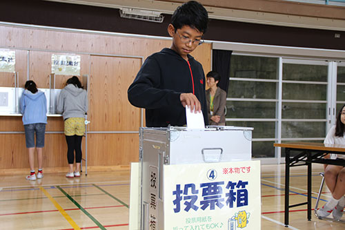 投票する児童
