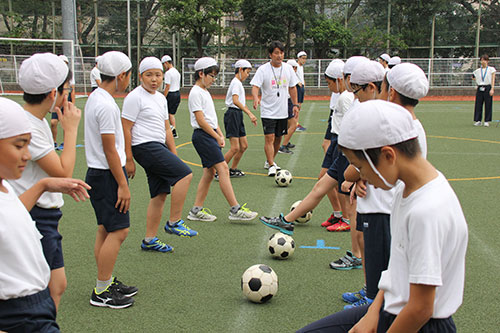 三浦さんからサッカー指導を受ける児童