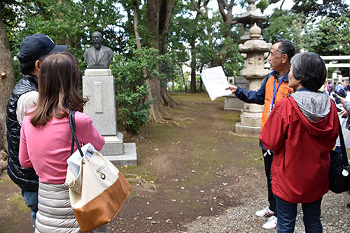 伊藤博文公の胸像前で説明を受ける参加者