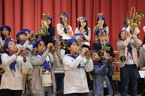 三木小学校金管バンドの演奏
