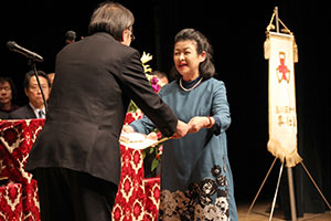 個人30年表彰を受ける砂川久子さん