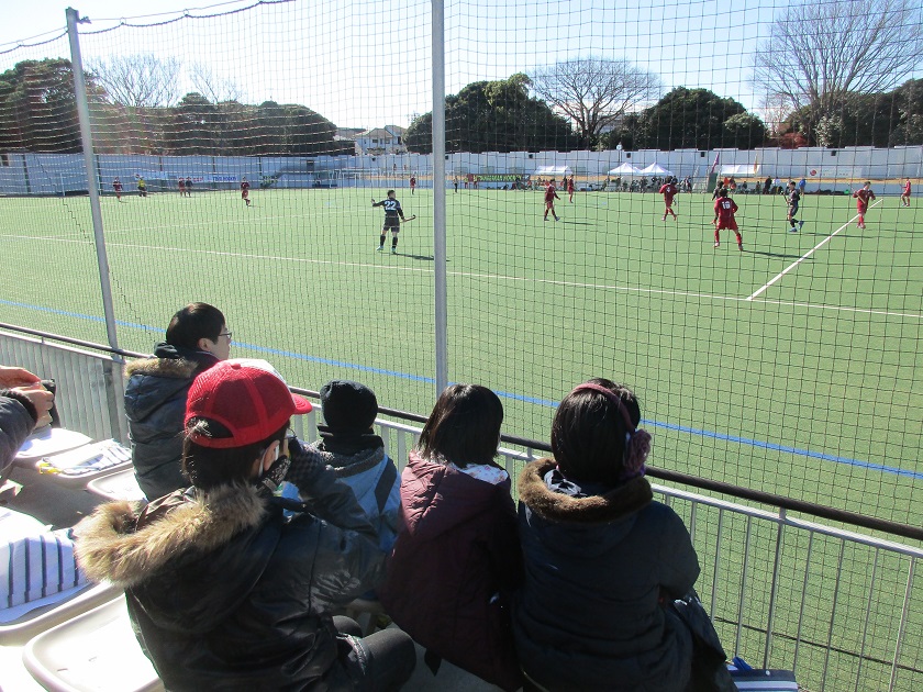 ホッケー日本リーグを観戦する参加者たち