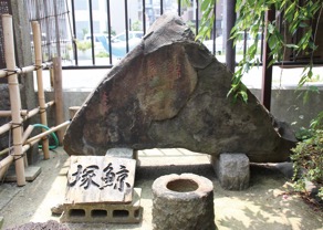 利田神社と鯨塚