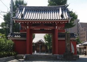 天妙国寺の山門と無縁仏