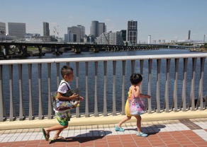 かもめ橋から京浜運河を望む