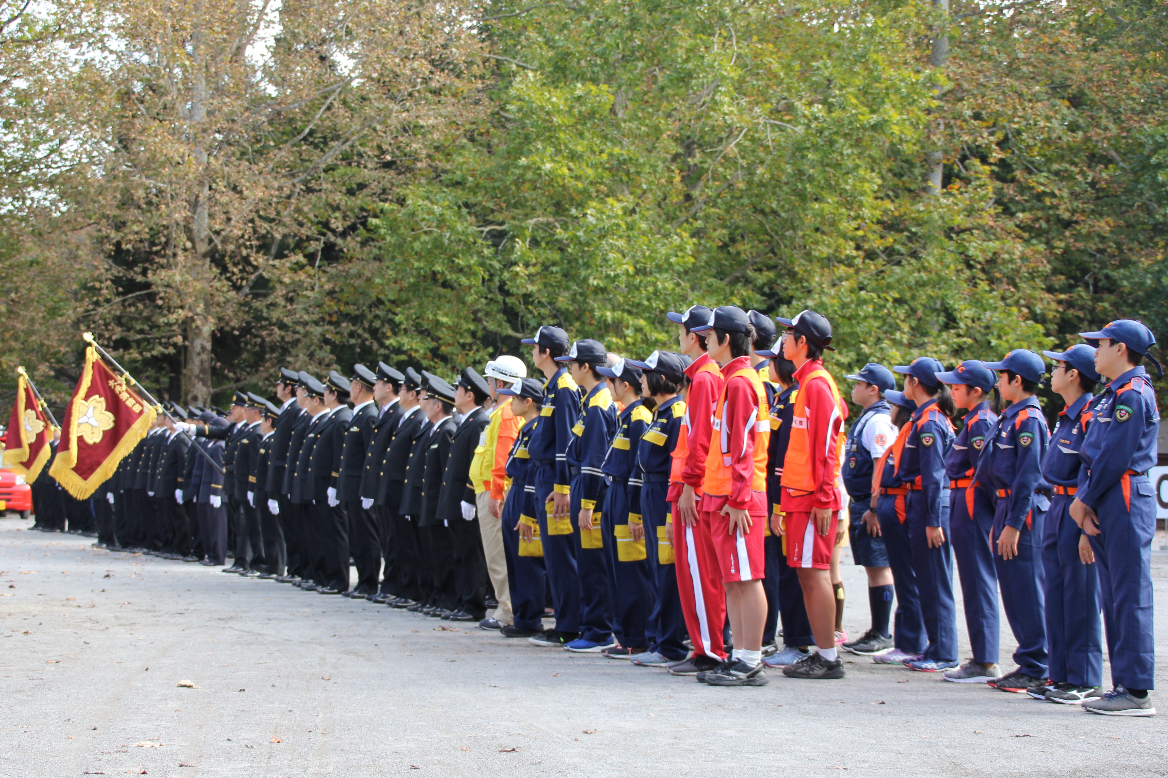 整列する消防団と消防少年団