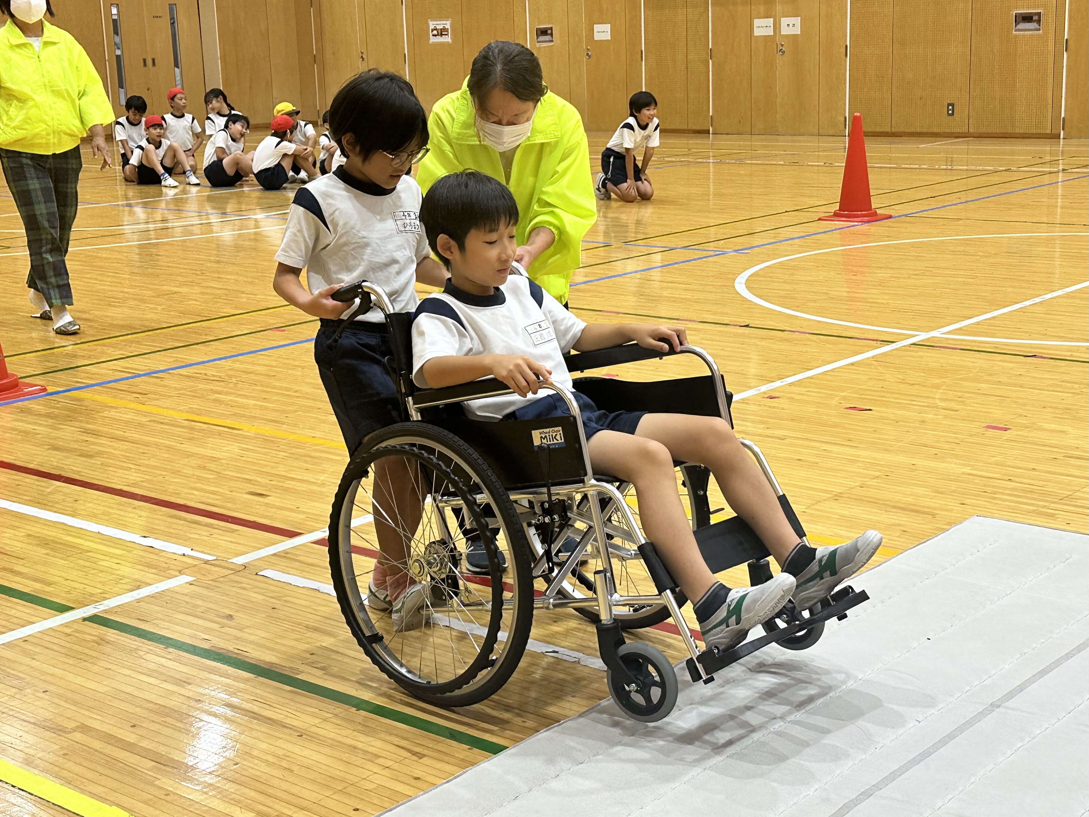 車いす体験の様子