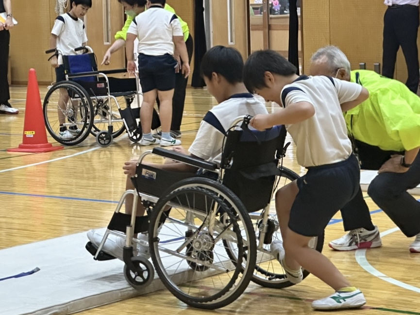車いす体験の様子