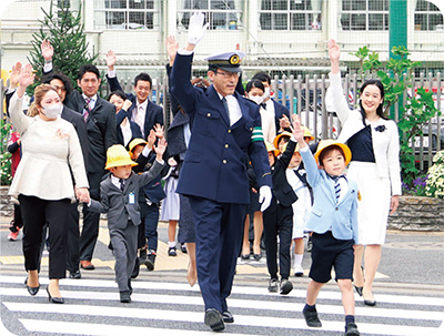 新一年生に警視総監が交通指導写真