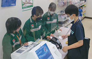 働いた分の給与でモノやサービスを購入写真