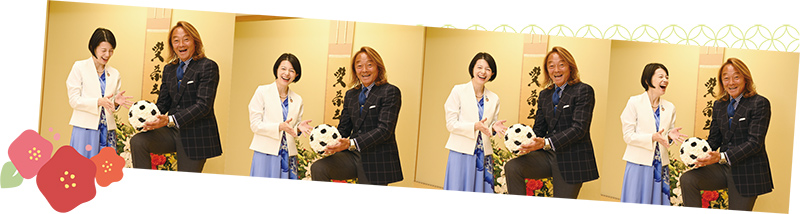 フラワーボールを手に写真