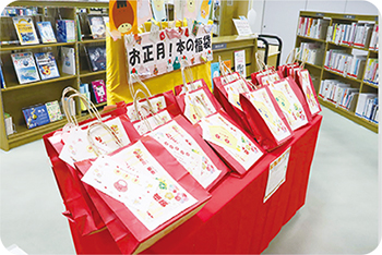 図書館で「本の福袋」を貸し出し写真