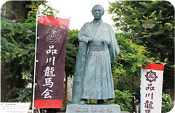立会川の坂本龍馬像写真