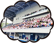 競技場メインピッチほぼ満席写真