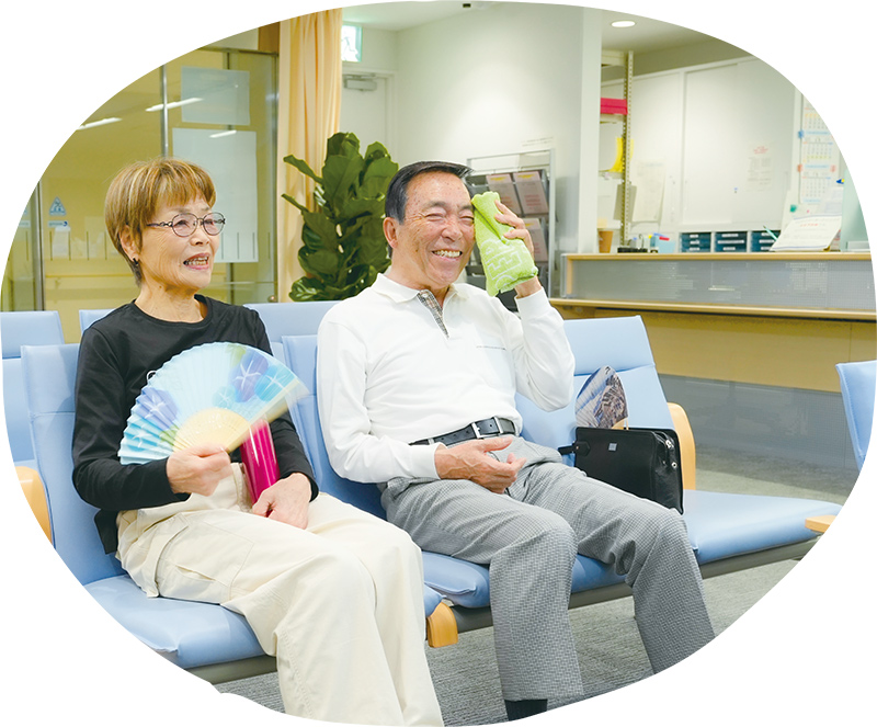 避暑シェルターを利用する写真