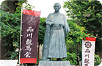 立会川の坂本龍馬像写真