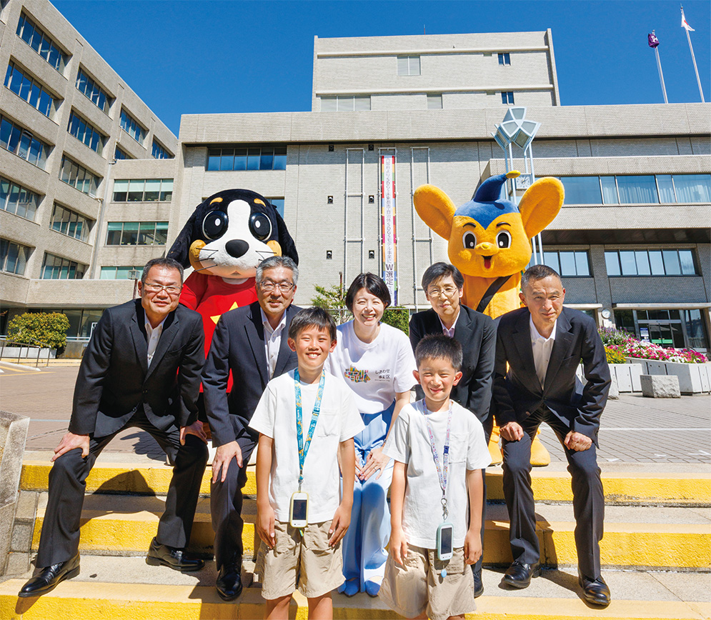 森澤区長と区内4警察署長と子どもたち集合写真