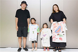 廃コスメ絵具でデザインした洋服の写真