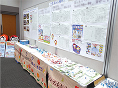 「人権のひろば」での作品展示写真