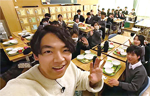 豊葉の杜学園を訪れた伊沢さん写真