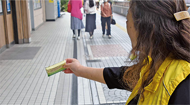 街頭ティッシュ配りスナップ写真