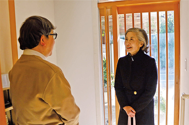 高齢者宅を訪問スナップ写真