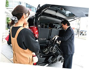 運転手さんがベビーカーを乗せてくれる写真
