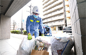 ごみ収集中の今井啓介さん写真