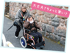 車いすを押すあいざわさん写真